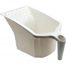 Ковш для краски предназначен для набора и равномерного распределения любого лакокрасочного материала по поверхности малярного валика или кисти. Ковш изготовлен из ударопрочного полипропилена. Протектор обеспечивает качественный отжим излишков краски с инструмента. Эргономичная форма способствует равномерному распределении нагрузки на руку во время выполнения малярных работ. Имеет съемную вкладку