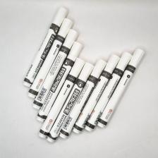 Перманентный маркер APIX белого цвета, идеально подходит для создания четких и долговечных надписей на различных поверхностях. Упаковка содержит 10 маркеров, что делает его отличным выбором для использования в офисе, школе или дома. Особенности: Водостойкость: Чернила маркера водонепроницаемы, что обеспечивает долговечность надписей. Быстрое высыхание: Чернила быстро сохнут, предотвращая размазывание после нанесения. Стойкость к выцветанию: Не подвержены выцветанию, что делает их идеальными для долгосрочного использования. Долговечный наконечник: Обеспечивает стабильное качество нанесения и точность линий. Применение: - Идеален для рисования, письма и маркировки на темных или цветных поверхностях. - Подходит для работы с различными материалами: бумага, картон, пластик и металл. - Отличный выбор для художников, студентов и офисных работников. Инструкция по использованию: - Перед использованием встряхните маркер с закрытым колпачком. - Удалите колпачок и протестируйте маркер на ненужной поверхности. - Используйте для написания или рисования, избегая контакта с водой до полного высыхания.