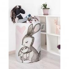 Корзина для хранения игрушек JoyArty станет незаменимым помощником в детской комнате для поддержания порядка. Мешок для игрушек изготовлен из плотного искусственного войлока на основе тонких волокон 100% полиэстера. При изготовлении изделия применяются безопасные и экологичные материалы, которые устойчивы к влаге (влагостойкая), быстро высыхают и не теряют своих свойств. Верхняя часть бака закрывается текстильной вставкой с завязками, что позволяет игрушкам не пылиться и спрятать их, если пришли гости. Тканевая корзина для игрушек детская хорошо держит форму благодаря мягкому материалу, отсутствию каркаса и углов, изделие полностью безопасно для ребенка (не травмоопасно). Изделие удобно складывается, в сложенном виде занимает минимальное количество места, при уборке легко перемещается, не царапая пол, в отличие от пластиковых корзин.