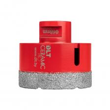 Высококачественные алмазные коронки DLT CERAMIC PRO специально разработаны и предназначены для сверления отверстий в керамограните и керамической плитке с помощью угловой шлифовальной машины. Также их можно применять по множеству других материалов: бетон, железобетон, кирпич, шифер, ЦСП, любой натуральный камень, сталь, чугун, рельсовая сталь, любой твердосплав ВК и ТК (например – «победит»). Предназначены для работы с УШМ (болгаркой) при максимальных оборотах, что обеспечивает охлаждение воздухом, а также через переходник с дрелью или шуруповёртом НО!!! так как обороты у дрелей низкие и воздушный поток незначительный то давайте коронкам отдохнуть или используйте дополнительное охлаждение водой или охлаждающим воском. Коронки DLT CERAMIC PRO производятся по технологии ВЖС (Вакуумно-жидкостного спекания), что обеспечивает расположение алмазов вплотную друг к другу по всему объему алмазоносного слоя. Благодаря этому DLT CERAMIC PRO сверлят с высочайшей скоростью и имеют большой ресурс. Технология ВЖС (Вакуумно-жидкостного спекания) обеспечивает адгезию зерен алмаза к металлической связке сравнимую с пайкой. По сути, зерна спаяны друг с другом нано-слоем металла. Зерна алмаза не могут выпасть из металлической связки до тех пор, пока сами не разрушаются. Каждое зерно алмаза припаяно вплотную как минимум к трем (до девяти) соседним и нижележащим зернам. Плюс к этому высота алмазоносного слоя в десятки и сотни раз больше диаметра зерна алмаза. Этих слоев в алмазоносном слое десятки и сотни. Отработал верхний слой алмазов – вскрывается следующий. Благодаря этому коронки DLT CERAMIC PRO обладает высоким ресурсом.