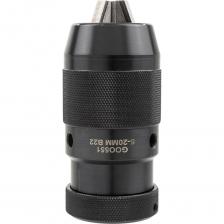 Сверлильный патрон RockFORCE предназначен для надёжного крепления металлорежущего инструмента с цилиндрическим хвостовиком. Он используется в составе сверлильных и токарных станков, а также совместим с электрическим, пневматическим и ручным инструментом. Благодаря высокой точности исполнения, патрон подходит как для профессиональных производственных задач, так и для интенсивной работы в мастерской.Ключевой механизм обеспечивает надёжную фиксацию оснастки, а прочные губки выдерживают значительные нагрузки. Конструкция с плоским сжатием позволяет использовать инструмент диаметром от 5 до 20 мм. В комплект входит ключ для оперативной смены сверл.Преимущества:Универсальное применение Подходит для станков и ручного инструмента — один патрон на множество задач.Широкий диапазон зажима (5–20 мм) Позволяет работать с различной оснасткой без дополнительного переходного инструмента.Надёжная фиксация Ключевой механизм обеспечивает прочное и безопасное крепление сверла даже при больших нагрузках.Прочные губки Устойчивы к износу и рассчитаны на длительное использование в условиях интенсивной эксплуатации.Качественный материал Изготовлен из прочной углеродистой стали, устойчивой к деформации и коррозии.Стандартизованная посадка (конус Морзе B22) Совместимость с широким спектром оборудования.Комплектация В комплекте предусмотрен ключ для быстрой и безопасной смены оснастки.