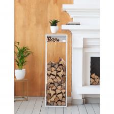 Белая металлическая дровница SOHO MAX с полкой – практичный аксессуар для хранения деревянных поленьев рядом с камином и печью в загородном доме, квартире, студии.В высокой поленнице вы можете компактно разместить дрова, что упростит уборку мусора, защитит напольное покрытие от повреждений острыми сучками и щепками. Дровница SOHO MAX – вмещает до 0, 11 куб. метра дров. Металлическую дровницу с вертикальным профилем по бокам можно использовать как декоративный элемент дизайна, стильный предмет мебели дополнит современный интерьер в стиле лофт, минимализм, сканди. Стеллаж для дров подойдет для обустройства коттеджа и бани в загородном комплексе, на горнолыжном курорте и базе отдыха. Прочный цельносварной каркас из стальной профильной трубы 20х20 мм с полимерным покрытием обеспечивает безопасность и устойчивость к механическим повреждениям. Собственное производство гарантирует надежность и эстетику сварных швов.Столешница выполнена из массива дуба толщиной 20 мм, покрыта прозрачным лаком для защиты от воды, подойдет для размещения декора и аксессуаров. На металлической полке удобно хранить щепу для розжига, спички. На ножках каркаса установлены войлочные накладки, которые не оставляют следов и защищают поверхность от царапин. Напольную дровницу удобно расположить в любом уголке вашего дома, в гостиной, холле, на закрытой террасе или веранде, на летней кухне, в зоне для барбекю.