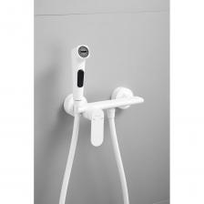 Смеситель Belz с гигиеническим душем станет идеальным выбором для вашего санитарного узла. Этот функциональный и стильный смеситель для биде предназначен для повышения уровня комфорта и удобства в ванной комнате. Изготовленный из прочной латуни, он гарантирует долговечность и надежность в эксплуатации. Хромированное покрытие не только придает изделию современный и эстетичный вид, но и защищает от коррозии, облегчая уход за сантехникой. Смеситель с гигиенической лейкой предлагается в комплекте с душем, что позволяет обеспечить безупречную гигиену и комфорт при использовании. Гигиеническая лейка прекрасно справляется с функцией подачи воды и идеально подойдет для установки в туалет. Благодаря высококачественным материалам и продуманной конструкции, этот смеситель для биде обеспечит стабильный напор и хорошую производительность даже при низком давлении воды. Установка данного смесителя не займет много времени и сил, а его универсальный дизайн впишется в любой интерьер. Смеситель Belz с гигиеническим душем – это не только необходимая сантехническая принадлежность, но и отличный элемент декора вашей ванной комнаты. Выбирайте надежность и качество, доверяя специализированным товарам, подходящим для соблюдения личной гигиены. Этот смеситель для биде с гигиенической лейкой станет отличным решением для каждого, кто ценит комфорт и чистоту.