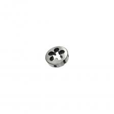 Плашка М 22х2,0 Р6М5 Sekira — инструмент для ручного или машинного нарезания наружной резьбы на металлических деталях цилиндрической формы. Изделие выполнено из стали Р6М5 - быстрорежущие вольфрамо-молибденовой стали. Содержание вольфрама – до 6,5%, молибдена – до 5,3%. Твердость материала составляет 60 – 62 HRC..Плашки соответствуют ГОСТ 9740-71 Плашки круглые. Технические условия. Класс точности - 6G (Средний класс точности). Инструментом формируется правая резьба - вращение и основная нагрузка направлены по часовой стрелке.ОсобенностиПлашка М 22х2,0 Р6М5 Sekira подходит для бытового и профессионального использования.Тип резьбы - метрический (М) Инструмент предназначен для формирования резьбы с треугольным профилем. Она используется при создании метизов и разъемных соединений, востребована в большинстве механизмов и конструкций. Угол резьбы составляет 60 градусов..Тип корпуса - цельный. Изделие представляет собой инструмент с неразъемным корпусом. Он формирует метрическую, трубную коническую и дюймовую резьбу, характеризуется умеренной износостойкостью. Плашки имеют небольшой диаметр, обеспечивают максимальную точность проведения операций..Геометрия корпуса - круглая. Плашки имеют соответствующее исполнение. Они наиболее распространены, совместимы с клуппами и плашкодержателями..Плашка устанавливается в плашкодержатель (вороток). Для фиксации малых заготовок необходимы тиски, для оценки качестве резьбы – резьбомеры (шаблоны)