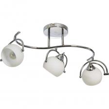 Светильник ЭкономСвет 006/3CR MK представляет собой современное решение для освещения помещений. Он выполнен в стильном сочетании белого и хромированного цветов, что придаёт ему элегантный вид. Конструкция светильника включает три лампы с цоколем E27, что позволяет использовать как лампы накаливания, так и светодиодные. Мощность светильника составляет 180 Вт, обеспечивая освещение площади до 7 м?. Светильник имеет накладной тип крепления на планке, что упрощает его установку. Плафоны из матового стекла с молочным оттенком создают мягкое и равномерное освещение, а поворотные элементы позволяют направлять свет в нужную сторону.