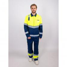 Костюм соответствует 2 классу сигнальной одежды повышенной видимости. Куртка: Силуэт: полуприлегающий, укороченная куртка Застежка: закрытая молния Воротник: отложной Карманы: для документов, пропуска, телефона, карандаша, нижние боковые с наклонным входом Рукава с локтевым швом и усилительными налокотниками, защищающими от истирания Вентиляционные отверстия в области подмышечных впадин Визуальные элементы защиты: светоотражающие сегментированные полосы, светоотражающая лента на правом плече делают работника заметным сверху Регулирование ширины пояса при помощи потайных кнопок, ширины манжет рукавов при помощи потайных кнопок Брюки: Застежка: молния, пуговица Карманы: верхние боковые; задние накладные, с объемом на боковых швах с клапаном на контактной ленте Усиленные наколенники Шлевки для ремня Регулируется по объему патами Визуальные элементы защиты: светоотражающие сегментированные полосы