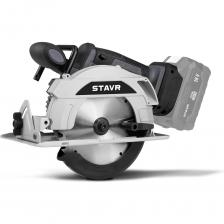 ВНИМАНИЕ! ИЗДЕЛИЕ ПОСТАВЛЯЕТСЯ БЕЗ АККУМУЛЯТОРА И ЗАРЯДНОГО УСТРОЙСТВА! Совместимый аккумулятор: BL1815, BL1820, BL1830, BL1840B, BL1850B, BL1860B STАVR: SB 18-2-01, SB 18-4-01, SB 18-6-01 Kоlner: KB 18-2ST01, KB 18-3ST-01, KB 18-3ST. ЕДИНАЯ ПЛАТФОРМА 18 В (UNI-M): совместима с другими инструментами этой серии и аккумуляторами LXT 18V, что позволяет сэкономить деньги и место. БЕСЩЁТОЧНЫЙ ДВИГАТЕЛЬ (BL MOTOR): отличается высоким КПД и увеличенным ресурсом, снижает энергопотребление и обеспечивает стабильную работу под нагрузкой ОБЛАСТЬ ПРИМЕНЕНИЯ: предназначена для распила материалов из древесины, таких как доски, фанера, вагонка, плиты. Подходит для прямых и косых резов при монтажных и отделочных работах. КОМПАКТНЫЙ КОРПУС: облегчает удержание и управление инструментом, удобно работать как одной, так и двумя руками. ЛЕВОСТОРОННЕЕ РАСПОЛОЖЕНИЕ ДИСКА: улучшает обзор и контроль за линией реза. ПЛАВНЫЙ ПУСК: обеспечивает мягкий, снижая нагрузку на элементы привода. УСИЛЕННОЕ АЛЮМИНИЕВОЕ ОСНОВАНИЕ: придаёт дополнительную жёсткость конструкции, повышает устойчивость при резке. ПИЛЬНЫЙ ДИСК 165 ММ: позволяет выполнять глубокий рез до 55 мм под углом 90° и до 36 мм под углом 45°. ПОДСВЕТКА РАБОЧЕЙ ЗОНЫ: делает линию распила хорошо видимой при недостаточном освещении. ЗАЩИТА ОТ СЛУЧАЙНОГО ПУСКА: предотвращает непреднамеренное включение. ТОРМОЗ ДИСКА: быстро останавливает вращение после выключения. КРЕПЛЕНИЕ ДЛЯ ПОДВЕСА: удобно при работе на высоте — позволяет держать инструмент под рукой.