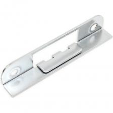 Ответная планка SCHLOSS 03016 угловая, тип 068 хром (25/500) тов-170817 предназначена для использования как часть фурнитуры врезных замков, облегчает прохождение запорного язычка или ролика.