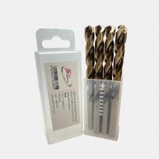 Набор сверл по металлу с цилиндрическим хвостовиком и кобальтовым покрытием Р6М5К5 из средней серии, изготовленное согласно ГОСТ 10902-77, является незаменимым инструментом в машиностроении, строительстве, металлообработке и других отраслях.Инструмент представляет собой металлический стержень с острыми элементами на конце и спиралевидными углублениями для удаления стружки. Хвостовик обеспечивает надёжную фиксацию в патроне дрели, перфоратора или сверлильного станка. Режущий элемент, занимающий примерно половину диаметра сверла, создаёт отверстия цилиндрической формы.Специальные марки быстрорежущей стали, из которых изготовлено сверло, гарантируют его прочность и долговечность. Кобальтовое покрытие делает инструмент устойчивым к износу и коррозии, увеличивая его срок службы.Благодаря своим характеристикам, это сверло обеспечивает высокую точность и качество обработки металлических поверхностей, что делает его идеальным выбором для профессионалов и любителей в области машиностроения, строительства и металлообработки.