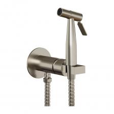 Новый уровень безопасности и дизайна от премиального итальянского бренда PAINI – гигиенический душ CASTELLO ROUND. Рычаг смесителя является одновременно и держателем для лейки. Он сам закрывается после установки лейки, тем самым решая проблему протечки из-за незакрытого смесителя. Современные европейские технологии позволяют экономить воду и заботиться об окружающей среде. Лейка оснащена фиксатором для непрерывной подачи воды. А непревзойденный стиль, круглый массивный корпус и несколько вариантов цвета покрытия позволяют подобрать модель индивидуально под дизайн санузла.