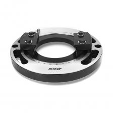 Основание поворотное Metal Master серии ТСПМ 150 предназначено для модификации неповоротных станочных прецизионных модульных тисков Metal Master модели ТСПМ 150/200 и модели ТСПМ 150/300с целью придания им функции поворота. Это позволяет изменить угол обработки заготовки в процессе работы, не меняя положение тисков и не вытаскивая обрабатываемую деталь из губок. Основание поворотное имеет в своей конструкции градуировку, соответствующую по размерам тискам с шириной губок от 100 до 200 мм. Тиски крепятся к основанию двумя прижимами, которые позволяют располагать и закреплять сами тиски в любом удобном допустимом положении. На основании имеется шкала±90°. Ограничительный штифт позволяет поворачиваться тискам на угол 120°. При необходимости данный штифт можно извлечь и получить возможность вращать тиски на 360°.