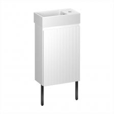 ОПТИМАЛЬНОЕ ИСПОЛЬЗОВАНИЕ НЕБОЛЬШОГО ПРОСТРАНСТВА Настенная тумба с опорами и право- или левосторонней раковиной является емким местом для хранения текстиля, моющих и гигиенических средств. Вокруг нее остается достаточно места, что облегчает уборку. Фурнитура Hettich с доводчиком обеспечивает плавное и бесшумное закрытие дверцы. УДОБНАЯ ЕЖЕДНЕВНАЯ ЭКСПЛУАТАЦИЯ Короткий размах дверцы позволяет не касаться пользователя и окружающих предметов. Регулируемая полка и рациональное планирование пространства. Крепления выдерживают нагрузку до 100 кг. ВЛАГОСТОЙКАЯ МЕБЕЛЬ С ЛАМИНИРОВАННОЙ ПОВЕРХНОСТЬЮ Основа тумбы – импрегнированная плита МДФ с защитой от влаги, термоперепадов, плесени. Нанесение на нее лака и покрытия TotalCover® предотвращает разбухание мебели. Распил, раскрой, кромление происходит на лазерном оборудовании (отклонение не более +/- 0,1 мм). Мини-раковина с глянцевым покрытием, на бортике которой расположено стандартное отверстие под смеситель и остается место для гигиенических средств. НАДЕЖНЫЙ НАСТЕННО-НАПОЛЬНЫЙ МОНТАЖ Тумба поставляется в собранном виде и соответствует требованиям ISO, санитарно-гигиеническим и техстандартам. Система демпфирования Silent System интегрирована в консоль петли Hettich и отрегулирована, обеспечивает плавное открытие и бесшумное закрытие дверцы, плотное ее прилегание к каркасу. Скрытый настенный крепеж и металлические ножки обеспечивают равномерное прилегание к стене, повышают устойчивость.