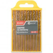 Сверло по металлу EXPERT 10 шт, 3.7x70 мм CUTOP 53-475 предназначено для сверлений отверстий в углеродистых и легированных сталях, серых и ковких чугунах, цветных металлах и пластике. Изготовлено из высококачественной стали типа HSS. Благодаря сплаву с добавлением 6% вольфрама и 5% молибдена сверло способно выдержать высокие температуры, а 4% хрома и 2% ванадия в составе предотвращают коррозию сверла, продлевая срок службы изделия. Уникальная ступенчатая закалка придает высочайшую твердость режущей кромке и хвостовику сверла, а также способствует повышенной устойчивости к излому. Сверло имеет крестообразный угол заточки 135 градусов, что обеспечивает малое значение биения и позволяет производить точные и одинаковые отверстия.