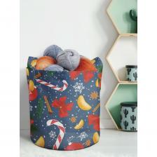 Декоративная корзина-кашпо JOYARTY войлок, с принтами "новогодний паттерн с пуансеттией", 19 л planta_419873_5 отлично подойдет для хранения вещей и организации порядка в доме. В нее можно сложить домашний текстиль, белье, одежду, детские игрушки и прочие домашние мелочи. Любители больших домашних растений могут использовать изделие как декоративное кашпо. Корзина сохраняет форму благодаря плотной ткани (искусственный войлок, состав - полиэстер 100%, плотность - 211 г/кв.м), а с помощью двух ручек ее можно переносить в любое удобное место. Ручки изделия выдерживают большую нагрузку, даже если сложить в нее овощи и фрукты. В зависимости от цветопередачи экрана монитора, яркость рисунка может отличаться от изображения на сайте. Допустимо отклонение в размере в пределах 2-3 см.