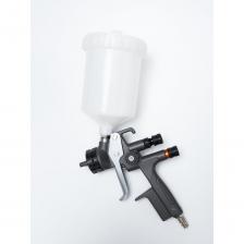 Краскопульт для компрессора Polyecs HVLP имеет высокопроизводительную универсальную воздушную голову, облегченный корпус из кованного алюминия. Краскопульт для покраски предназначен для выполнения различного рода работ. Краскопульт пневматический дюза 1.8 имеет широкий диапазон рабочих типоразмеров дюз и игл, что позволяет максимально быстро настроить его для выполнения работ с любыми материалами: антикоррозионные грунты, грунты-наполнители, базовые эмали, лаки. краскопульт для компрессора воздушного Polyecs идеально подходит для работы с небольшими компрессорами в мастерских/гаражах. Аэрограф для автомобиля имеет раскрытие факела и точную настройку подачи ЛКМ, что позволяет добиться максимального переноса и качества окрашивания. Форма распыляемого факела обеспечит постоянное стабильное распыление материала на протяжении всего спектра. Краскопульт пневматический предназначен для профессиональной покраски кузовных деталей автомобиля, коммерческого транспорта, подвижного состава, спецтехники, окрашивания мебели. Пистолет для покраски автомобиля после проведения работ легко разбирается и чистится, без сложных конструкционных элементов, где могла бы остаться краска, которую было бы трудно удалить. Высокое качество окрасочных работ достигается благодаря уникальной конструкции и использованию высокоточных материалов. Область применения: для нанесения базовых эмалей, лаков, металликов, эпоксидного, акрилового грунта, шлифуемого грунта наполнителя, ПУ и ЭП эмалей.