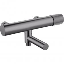 Стильный и функциональный смеситель для ванны MANSA модели 36201MNGM, выполненный из высококачественной латуни с хромированным покрытием. Изделие сочетает в себе лаконичный дизайн и надежность, идеально вписываясь в современные интерьеры ванных комнат.Ключевые особенности:Тип управления: однозахватный с керамическим картриджем, обеспечивающим плавное и бесшумное переключение режимов.Дивертор: керамический, гарантирующий долговечность и герметичность переключения между изливом и душем.Излив: длиной 100 мм с аэратором, формирующим мягкий, равномерный поток воды без разбрызгивания. Функция повышенной проходимости ускоряет наполнение ванны.Размеры (ДxШxВ): 184 x 301,65 x 92 мм – компактная конструкция подходит для различных типов ванн и душевых кабин.Покрытие: хромированное, устойчивое к коррозии и механическим повреждениям, легко очищается от загрязнений.