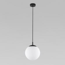 Подвесной светильник со стеклянным плафоном 5690 Esme в черном цвете предназначен для создания дополнительного освещения и акцентной подсветки в современных интерьерах. Светильник со сменными лампами E27 создаст качественное освещение на площади 2 м кв. и подсветит рабочие зоны на кухне, в гостиной, в кабинете и в других местах.Светильник со стеклянным плафоном в белом цвете. Подвесной светильник легко устанавливается на любых потолках при помощи монтажной планки.