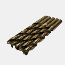 Набор сверл по металлу с цилиндрическим хвостовиком и кобальтовым покрытием Р6М5К5 из средней серии, изготовленное согласно ГОСТ 10902-77, является незаменимым инструментом в машиностроении, строительстве, металлообработке и других отраслях.Инструмент представляет собой металлический стержень с острыми элементами на конце и спиралевидными углублениями для удаления стружки. Хвостовик обеспечивает надёжную фиксацию в патроне дрели, перфоратора или сверлильного станка. Режущий элемент, занимающий примерно половину диаметра сверла, создаёт отверстия цилиндрической формы.Специальные марки быстрорежущей стали, из которых изготовлено сверло, гарантируют его прочность и долговечность. Кобальтовое покрытие делает инструмент устойчивым к износу и коррозии, увеличивая его срок службы.Благодаря своим характеристикам, это сверло обеспечивает высокую точность и качество обработки металлических поверхностей, что делает его идеальным выбором для профессионалов и любителей в области машиностроения, строительства и металлообработки.