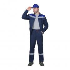 ГОСТ 12.4.280-2014, ТР ТС 019/2011 Костюм летний состоит из куртки и брюк. В костюме предусмотрена лента светоотражающая ш.50 мм, что обеспечивает видимость рабочего при любом освещении. Куртка, укороченная на поясе, пояс частично стянут резинкой для прилегания по фигуре. Куртка с отложным воротником, с потайной застёжкой на пуговицы, с верхними и нижними карманами, рукава куртки с манжетой стянутой резинкой. Брюки прямого силуэта, с застежкой спереди на пуговицы (гульфик), с поясом стянутым по бокам резинкой, с накладными передними карманами. Материал верха основой: ткань смешанная, полиэфирнохлопковая, с водоотталкивающей пропиткой (ВО), пл. 245 г/м?, состав 65% ПЭ, 35% ХБ, цвет: тёмно-синий Материал верха отделочный: ткань смешанная, полиэфирнохлопковая, с водоотталкивающей пропиткой (ВО), пл. 245 г/м?, состав 65% ПЭ, 35% ХБ, цвет: васильковый Костюм предназначен для защиты от общих производственных загрязнений и механических воздействий работников различных отраслей промышленности, агропромышленного комплекса, жилищно-коммунального хозяйства, организаций торговли, бытового обслуживания и гостиничного сервиса, сервисных и клининговых служб и т.д.