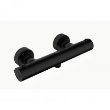 Смеситель термостатический для ванны и душа - это устройство, которое закрывает несколько потребностей одновременно. Преимуществ у термостата много: 1. Комфорт. Вам не придется настраивать воду каждый раз когда вы принимаете душ, достаточно один раз выставить необходимую температуру. 2. Удобство. Устройство крана с термостатом защищает от перепада давления. В случае если, например, на кухне включили кран или посудомоечная/стиральная машина начала набирать воду, из лейки не польется слишком горячая или холодная вода и вы или ваш ребенок не обожжётесь. 3. Экономия. Термостат для ванны позволяет экономить воду, т.к при включении и настройке воды не придется зря ее проливать. 4. Безопасность. Корпус смесителя не нагревается, так что ребенок точно не обожжётся. Термостат реагирует на любой перепад воды в трубах и не позволяет ее менять. Данная модель термостата не предусматривает поворотный излив. Подключается шланг для душа. ВАЖНО! Согласно европейским нормам и по российскому стандарту, горячая вода подводится с левой стороны смесителя, а холодная - с правой. Данная модель термостата предусматривает только такое расположение подводки. Будьте внимательны при выборе смесителя - термостата в вашу ванную комнату, учитывая данные особенности.