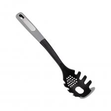 Ложка для спагетти Mallony CHEF представляет собой удобный и функциональный инструмент для кухни. Изготовленная из нейлона, она обеспечивает долговечность и устойчивость к высоким температурам, что делает её идеальной для использования с горячими блюдами. Силиконовый край ложки предотвращает повреждение посуды, сохраняя её поверхность в идеальном состоянии. Эргономичная форма ручки обеспечивает комфортное использование, а универсальный дизайн позволяет легко сочетать её с другими кухонными приборами. Ложка Mallony CHEF станет незаменимым помощником в приготовлении и сервировке спагетти, обеспечивая удобство и эффективность в процессе готовки.  