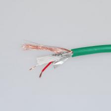 Микрофонный кабель 2x0,23 мм? предназначен для подключения микрофонной аппаратуры. Кабель имеет двойную экранировку, что обеспечивает защиту от электромагнитных помех.Внутренняя структура кабеля включает три слоя:первый состоит из 20 проводов из меди диаметром 0.12 мм каждый, покрытых поливинилхлоридом (ПВХ),второй также содержит 20 медных проводов диаметром 0.12 мм, но покрытых этиленвинилацетатом (ЭВА),третий слой состоит из 52 проводов из меди диаметром 0.1 мм.Кроме того, внутри кабеля находятся две параллельные линии из хлопчатобумажной нити (COTTON), а также алюминиевая фольга, которая служит дополнительным экраном. Внешний диаметр кабеля составляет 5,5 мм.