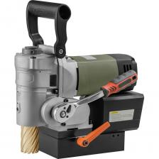 Магнитный сверлильный станок STEYR-35 H предназначен для сверления отверстий диаметром до 35 мм и глубиной до 50 мм в металлических поверхностях. Для работы с ним вам понадобятся корончатое сверло, направляющий штифт, стружкосборник и смазочно-охлаждающая жидкость (СОЖ).Благодаря магнитному основанию с прижимной силой 8000 Н аппарат прочно фиксируется на рабочем месте, что способствует высокой точности выполняемых операций. Одна из особенностей данного сверлильного станка - возможность работы в вертикальном и горизонтальном положении с использованием страховочного ремня.Оборудование оснащено системой охлаждения, которая подает жидкость на область сверления для защиты от перегрева.Магнитный сверлильный станок STEYR-35 H идеально подходит для профессионалов и любителей, ищущих надежное оборудование для работы с металлом.