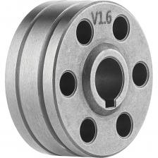 Ролик подающего механизма для аппаратов лазерной сварки ПТК LASER 1500 AIR L01 - это сменный элемент выносного подающего механизма, который подбирается в соответствии с видом сварочной проволоки и ее диаметром. Предназначены для работы со стальной проволокой диаметром от 1,2 до 1,6 мм. Габаритные размеры роликов 37х10х15 мм. Подающие ролики имеют две направляющие канавки V-образной формы. При изменении сечения проволоки необходимо перевернуть ролик нужной стороной и использовать его далее. Канавки ролика обеспечивают плотный контакт с проволокой, в результате чего она не проскальзывает и не заламывается. Цельный (одинарный) ролик с накаткой и коническими гладкими канавками. Изготовлен из легированной стали с последующей термообработкой.