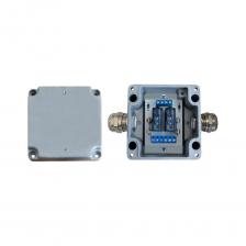 УУК-24-04 (УК-ВК) уличный, IP66/67 ПАШК.425412.027 Устройство управления и коммуникации, два реле, контакты на замыкание U-упр.24В. Напряжение, коммутируемое контактами реле, 220 В. В герметичном металлическом корпусе, IP 66/67. два металлических кабельных ввода ВМ20х1,5 (под кабель 6-12 мм) Устройство управления и коммутации УУК, предназначено для управления подключением и отключением приборов, входящих в состав систем охранно-пожарной сигнализации, и коммутации исполнительных устройств (ламп, сирен, видеокамер, систем пожаротушения, электромагнитных замков и т.д.) к сети переменного тока номинальным напряжением 220 В или источнику постоянного тока до 30 В путем замыкания или размыкания контактов реле.