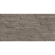 Дизайн коллекции Discover — это исследование, путешествие, открытие нового, чего-то первозданного и натурального. Ведь серия плиток с текстурой скального гранита подчеркнута рельефом, который усиливает эффект и оживляет каменную текстуру. Настенная коллекция произведена с sugar-эффектом в двух оттенках: бежево-коричневом для любителей экостиля и бело-сером для предпочитающих скандинавский дизайн. Акцентом коллекции являются плитки на рельефе в виде рукотворной кирпичной кладки, которая имеет продолжение на каждой плитке. С такой коллекцией оригинальным решением станет зонирование помещения с помощью цвета и фактур разных артикулов серии. Ведь фактурная поверхность — это отличный способ внести разнообразие в интерьер, как небольшой ванной комнаты, так и просторной кухни в качестве фартука. Такая объемная фактура создает ощущение трехмерного пространства, а благодаря ярким акцентам в виде металлических стиков можно создать оригинальное решение для интерьера.