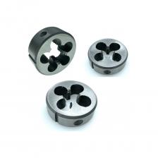 Плашка 1/2 16Н BSF (British Standard Fine) предназначена для нарезания цилиндрической, крепежной, мелкой резьбы Витворта британского стандарта, c углом профиля 55 градусов и шагом 16 нитей на дюйм. Резьба нарезается вручную с использованием плашкодержателя или при невращающейся плашке в станках общего назначения. Требования к форме профиля резьбы определены в английском стандарте BS 84-2007