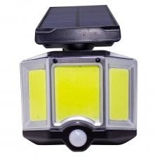 Светильник настенный от Forsage — это идеальное решение для освещения во дворе, саду или на террасе без необходимости подключения к электросети. Этот светодиодный уличный светильник работает на солнечных батареях, что позволяет забыть о затратах на электричество. Универсальность: Подходит для дома, дачи, сада и гаража. Может использоваться как садовые фонарики возле беседки или LED лампа в уличный туалет и душ. Энергосбережение: Регулируемая солнечная панель накапливает энергию, что позволяет светильнику работать в темное время в течение 5-7 часов. Три режима работы: Удобное переключение между режимами с помощью пульта управления. Датчик движения: Экономит энергию и увеличивает срок службы светильника. Светильник на солнечных батареях Forsage — отличный выбор для тех, кто ищет надежное и экономичное уличное освещение. Это полезная покупка и практичный подарок. Важно! Перед эксплуатацией необходимо зарядить светильник, оставив его на солнце (стороной с солнечной батареей) для полной зарядки не менее чем на 6 часов.