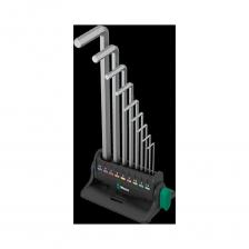 9 Г-образных ключей в хромированном исполнении с наконечником Hex-Plus против скругления профиля крепежа представляют собой хорошую подборку инструментов для крепежа с внутренним шестигранником. Практичное хранение инструментов на подставке, которую можно размещать на столе или крепить на стене. Встроенный в подставку зажим, который можно снимать и брать с собой для работы. На подставке имеется кроме того хитрый съёмный намагничиватель, которым можно намагничивать (и размагничивать) крепёж и наконечники инструментов, теперь не нужно тратить силы и держать винт другой рукой.