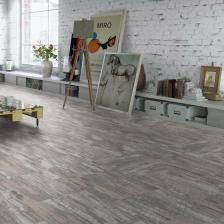 Плитка ПВХ Tarkett Lounge - это идеальное решение для вашего пола, предлагающее стиль и практичность. Эта плитка подходит для любого помещения благодаря своим превосходным характеристикам и натуральному виду. Плитка ПВХ идеально имитирует текстуру ламината и камня, что делает её универсальной для различных дизайнов интерьера. Она хорошо смотрится как в гостиной, так и в ванной комнате или на кухне, придавая пространству элегантность и уют. Отличительные особенности этой плитки включают лёгкость укладки (легко режется канцелярским ножом) и доступную цену, что позволяет создавать стильные и современные интерьеры без лишних затрат. К тому же плитка на пол из ПВХ легко чистится и не требует сложного ухода, что ощутимо экономит ваше время и силы. Основные атрибуты: Тип: ПВХ плитка Материал: кварцвинил/SPC Основа: клеевая Назначение: универсальное, для любого помещения Водостойкость: высокая Устойчивость к износу: высокая Дизайн: имитация ламината и камня Выбирая плитку ПВХ Tarkett Lounge, вы получаете качественное и долговечное покрытие, которое выглядит дорого и стильно. Это продукция, которая сочетает в себе визуальную привлекательность и высокие эксплуатационные характеристики, что делает её отличным выбором для любого дома или офиса.