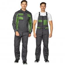 Многофункциональный летний костюм для рабочих различных специальностей, сотрудников управляющий компаний, монтажных бригад и обслуживающего персонала. Костюм состоит из куртки и полукомбинезона прямого кроя. Сшит из плотной смесовой ткани с водоотталкивающей пропиткой. Изделие хорошо держит форму и защищает человека от мелкого дождя, брызг, пыли, производственной грязи и ветра. На брючинах в области колен сделаны карманы для амортизационных вкладышей — они обеспечивают дополнительную защиту и облегчают длительное стояние на коленях во время выполнения работ. Есть светоотражающие элементы, которые делают человека более заметным в условиях ограниченной видимости. Куртка: прямого силуэта. Воротник отложной с декоративным кантом по отлету. Застёжка на молнию с ветрозащитной планкой на контактной ленте. По кокеткам полочки и спинки, передним швам рукавов вшит сигнальный кант из отделочной ткани. Полукомбинезон: прямого силуэта. Застёжка центральная на молнию. Бретели имеют эластичную тесьму со стороны спинки и застегиваются спереди на многофункциональные фастексы. Карманы. Куртка: накладные функциональные карманы, карманы в рельефных швах. Полукомбинезон: нагрудные — с отделением для карандаша, навесные карманы-портфели, карманы в области колен для амортизационных накладок. Усилительные элементы: объёмные наколенники с карманами для амортизационных вкладышей.