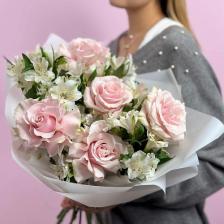 Букет живых цветов VIBE СТУДИЯ ЦВЕТОВ И ПОДАРКОВ Нежный букет из французских роз и альстромерий