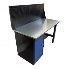 Стол-верстак инструментальный Great Wolf GWT-V1400TL1 предназначен для выполнения слесарных, столярных и множества других видов работ. Усиленная столешница (1400х700х27мм) из МДФ и оцинкованного металла позволяет закрепить тиски и производить любые силовые работы по ремонту. Тумба с 3 полками (нижняя 450х300х575, верхние 450х250х575), а также центральная полка позволяют разместить большое количество инструмента и оборудования. При желании расположение тумбы можно менять, а также дополнить данную модель перфорированной панелью для подвесного крепежа (см. товары Great Wolf в каталоге).