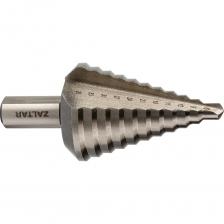 Ступенчатое сверло предназначено для высверливания отверстий в листовом металле (сталь, алюминий, латунь, бронза), пластике, плексигласе. Изготовлено из высококачественной быстрорежущей стали HSS. Режущие кромки отшлифованы кубическим нитридом бора (CBN). Стружечная канавка прямой формы. Оптимизированная геометрия режущей кромки. Трёхплоскостной хвостовик для улучшенной передачи крутящего момента. Благодаря большому диапазону диаметров можно использовать всего один инструмент для широкого спектра работ. Шлифовка CBN Без покрытия Размер: 9 - 12 - 15 - 18 - 21 - 24 - 27 - 30 - 33 - 36 мм, шаг 3 мм Диаметр сверла, мм: 9 - 36 Шаг, мм: 3 Высота сегмента, мм: 3 Количество ступеней: 10