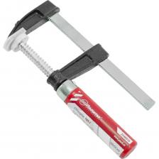 Струбцина подходит для профессионалов и любителей ручных работ. Струбцина обладает высоким качеством и надежностью, что позволяет эффективно проводить фиксацию различных материалов и деталей. Модель изготовлена из инструментальной стали. Обеспечивает зажим по всей длине штанги. Предназначена для быстрого точечного закрепления при склеивании и удерживании элементов. Имеет глубокий захват и оптимальна для использования вместе с верстаком. Конструкция надежна при сжатии, обеспечивает значительное усилие без собственной деформации. Жесткость струбцине придают дополнительные ребра, которые препятствуют скручиванию на большом плече.