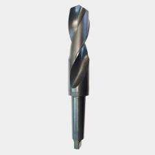 Сверло по металлу РОСИНСТРУМЕНТ широко используется в машиностроении, строительстве, металлообработке и других отраслях хозяйствования. Инструмент представляет собой металлический стержень с острыми элементами на конце и спиралевидными углублениями, по которым удаляется стружка. В состав изделия входит также хвостовик для фиксации сверла в патроне дрели, перфоратора или сверлильного станка. Режущий элемент, который занимает примерно половину диаметра инструмента, создает отверстия цилиндрической формы. В качестве материала изготовления этого вида продукции используются специальные марки быстрорежущей стали.