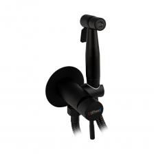 Стильный смеситель с гигиенической лейкой выполнен из прочного, влагостойкого материала - нержавеющей стали и разработан для ванной и туалетных комнат, оформленных в современном стиле. Все металлические детали покрыты износостойким черным матовым покрытием, которое не тускнеет со временем и устойчиво к появлению царапин, благодаря чему устройство исправно прослужит долгие годы. Лейка душа сохраняет поверхность чистой – любые загрязнения с форсунок удаляются сухой салфеткой. Включает в себя смеситель и ручной душ с аксессуарами (держателем, шлангом). Гигиенический душ управляется при помощи нажимной кнопки. Стильный смеситель управляется изящным рычагом, позволяющим с легкостью регулировать напор и температуру воды. 