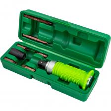 Набор ударной отвёртки с битами и адаптером Forsland - идеальное решение для мастеров, которые работают с крепежами, требующими мощного усилия при закручивании или откручивании. Ударная отвёртка поставляется с практичным набором бит и адаптером, упакована в удобный кейс и готова к работе прямо «из коробки». Ударная конструкция Позволяет эффективно справляться с закисшими, повреждёнными или тугими креплениями, снижая нагрузку на руки и облегчая демонтаж. Комплект из 8 предметов В набор входят: отвёртка, адаптер и 6 бит (форматы PH2, PH3, SL7, SL8 — короткие и удлинённые), что делает его универсальным для различных типов крепежей. Надёжный адаптер под биты 5/16" Совместим с односторонними битами — удобство при расширении набора или замене насадок. Прочная обрезиненная рукоятка Обеспечивает надёжный хват и снижает скольжение — особенно важно при ударной нагрузке. Биты PH и SL Универсальное применение — как для слесарных работ, так и ремонта техники, авто и мебели. Упакован в удобный кейс Все элементы надежно размещены, легко транспортировать и хранить.