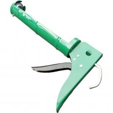 Пистолет для герметика TURBOSKY GH-1 — это механический инструмент с металлическим корпусом и антикоррозийным покрытием. Диаметр цилиндра составляет 50 мм, длина — 220–230 мм (для стандартных туб объёмом 310 мл). Привод пистолета рычажный, с усиленной передачей, а механизм подачи герметика храповый или гладкий. В комплект входят крючок для подвешивания и нож для обрезки носика тубы. Область применения этого пистолета широка: он подходит для герметизации швов, склеивания и монтажных работ.Характеристики товара:Тип инструмента: Механический пистолет для герметикаМатериал корпуса: Металл с антикоррозийным покрытиемДиаметр цилиндра: 50 ммДлина цилиндра: 220–230 мм (под стандартные тубы 310 мл)Привод: Рычажный механизм с усиленной передачейМеханизм подачи: Храповый (трещоточный) или гладкий стерженьОбласть применения: Герметизация швов, склеивание, монтажные работы