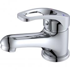 Смеситель для умывальника AV Engineering представляет собой современное решение для ванной комнаты, сочетающее в себе функциональность и стиль. Изготовленный из латуни с хромированным покрытием, он обеспечивает долговечность и устойчивость к коррозии. Однорычажный механизм управления позволяет легко регулировать поток и температуру воды, а керамический картридж гарантирует надежность и плавность работы. Аэратор способствует экономии воды, сохраняя при этом комфортный поток. Компактные размеры и современный дизайн делают этот смеситель идеальным выбором для любых интерьеров.