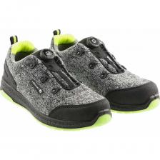 HOEGERT TECHNIK KEMINITZ HT5K578 Легкие и надежные рабочие полуботинки с системой быстрой шнуровки. Полуботинки KEMINITZ– это сочетание легкости, комфорта и надежной защиты, разработанное для профессионалов. Соответствуя классу безопасности S1PS согласно EN ISO 20345, эти полуботинки обеспечивают защиту от различных производственных рисковПреимущества:Высокий уровень защиты S1PS: Соответствуют стандарту EN ISO 20345, обеспечивая защиту от ударов, проколов и скольжения.Защита от ударов: Алюминиевый подносок выдерживает удары до 200 Дж, защищая пальцы ногЗащита от проколов: Кевларовая стелька обеспечивает защиту от проколов острыми предметамиПротивоскользящая подошва SR: Обеспечивает превосходное сцепление с различными поверхностями, предотвращая скольжение и паденияУстойчивость к маслам и жирам FO: Подошва устойчива к воздействию масел и жировКомфорт и удобство:Верх из текстиля и усиления из микрофибры обеспечивают легкость, воздухопроницаемость и комфортПодкладка из трикотажа 100% полиэстер обеспечивает хорошую вентиляцию и воздухопроницаемостьУсиленная пятка для дополнительной поддержки и устойчивостиОбеспечивает энергопоглощение в области пятки, снижая нагрузку на ногиСистема быстрой шнуровки LACE SYSTEM: Позволяет быстро и легко отрегулировать крепление и обеспечить точную и равномерную посадку ботинка.HOEGERT TECHNIK KEMINITZ HT5K578 – это легкие, комфортные и надежные рабочие полуботинки с системой быстрой шнуровки, обеспечивающие защиту и уверенность на рабочем месте!