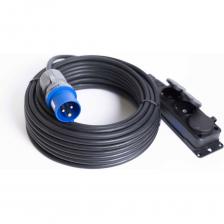 Длина кабеля: 30 метров — обеспечивает большой радиус действия для подключения оборудования и инструментов на большом расстоянии от источника питания. Кабель: КГтп-ХЛ. Гибкий, морозостойкий и прочный в эксплуатации кабель, способный выдерживать механические нагрузки и эксплуатироваться в различных условиях — как в помещении, так и на улице. Жилы и сечение: 3 жилы по 2,5 мм?. Обеспечивают безопасную и стабильную передачу электричества с токовой нагрузкой до 16 А — подходит для большинства бытовых и легких промышленных приборов. Разъемы и защита: Розетки: 3 шт. 16А CEE7/4 «Schuko». Стандартные европейские розетки с заземлением, широко используемые для подключения бытовой техники и электроинструментов. Вилка: 16А IEC60309. Промышленного стандарта вилка, обеспечивающая надежное, герметичное и безопасное подключение к источнику питания с токовой нагрузкой 16 А. Степень защиты: IP44. Защита от попадания твердых предметов диаметром более 1 мм и от брызг воды с любых направлений, что позволяет использовать удлинитель как в помещении, так и при работе на улице в условиях умеренной влажности. Область применения: Предназначен для подключения бытовых и легких промышленных электроприборов и инструментов. Идеален для строительных площадок, ремонтов, садовых работ и других задач, требующих надежного обеспечения электропитанием на расстоянии до 30 метров. Сочетание промышленной вилки и бытовых розеток позволяет использовать удлинитель в гибридных условиях с разным оборудованием.