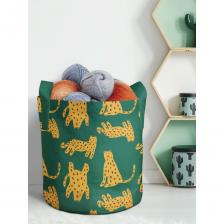 Текстильная корзина для хранения вещей и игрушек JOYARTY Стая леопардов 19 литров planta_385242_5 подойдет для хранения вещей и организации порядка в доме. В нее можно сложить домашний текстиль, белье, одежду, детские игрушки и прочие домашние мелочи. Любители больших домашних растений могут использовать изделие как декоративное кашпо. Корзина сохраняет форму благодаря плотной ткани, а с помощью двух ручек ее можно переносить в любое удобное место. Ручки изделия выдерживают большую нагрузку, даже если сложить в нее овощи и фрукты. В зависимости от цветопередачи экрана монитора яркость рисунка может отличаться от изображения на сайте. Допустимо отклонение в размере в пределах 2-3 см.Комплектация: корзина для хранения 30x30 см.Материал: искусственный войлок; состав: полиэстер 100%. Плотность: 211 г/кв.м.