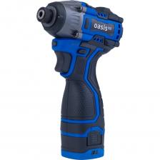Аккумуляторный ударный винтовёрт с бесщёточным двигателем Оазис VA-180 Pro за счёт своей конструкции эффективен при выполнении монтажных работ в ограниченном пространстве. Это удобно, например, при сборке мебели или душевой кабины. Для быстрой смены рабочих насадок модель использует шестигранный (1/4"HEX) бесключевой патрон. Для непрерывной работы долгое время инструмент оснащается Li-lon-аккумулятором на 2 А·ч, что позволяет не зависеть от стационарного источника энергии, так же защищен от электронных перегрузок и перегрева.Встроенная подсветка облегчает работу в слабоосвещённых местах. Крутящий момент на уровне 180 Н·м делает винтовёрт незаменимым для работы с плотными рабочими поверхностями. Максимальная поддержка двигателя 3200 об/ мин позволяет тратить меньше времени и усилий для закручивания и откручивания крепежей. Для надёжного хвата рукоятка инструмента имеет прорезиненные элементы. Винтоверт поставляется в ударопрочном кейсе. Для удобства транспортировки на нем предусмотрена ручка.