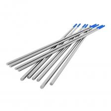 Электроды неплавящиеся вольфрамовые Svarcity WL-20 Вольфрамовый электрод – неплавящийся проводник, используемый для сварочных работ в среде защитного газа аргона или гелия. Вольфрам – самый тугоплавкий металл. Вольфрамовые электроды WL 20 содержит в составе 2% лантана. Благодаря лантану дуга горит стабильно и легко зажигается, прожоги исключены. Также такие электроды можно потушить в середине процесса и затем снова без проблем зажечь. Изнашиваются медленно. Электроды этих марок практически не загрязняют соединение расплавленным вольфрамом, что очень важно. Также во время сварки довольно долго сохраняется заточка. Варить можно и на постоянном, и на переменном токе. Заточите конец электрода сферически, если варите на переменном токе. Работать можно с высоколегированными сталями, бронзой, алюминием и медью. Также можно варить все другие типы сталей на любом роде тока. WL 20 маркирован голубым цветом. Внимание, изображение товара может отличаться от реального! Верные параметры указаны в технических характеристиках товара.