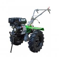 Серия мотоблоков МБ9 поможет справиться с обработкой земли с помощью фрез, перевозить грузы с помощью телеги и выполнять другие работы. Мотоблок отлично обрабатывает любые типы почвы культиватором, способен справляться с обычными навесным оборудованием. Благодаря широкой линейке мощных двигателей от 7 л.с. до 17 л.с и количеству передач три вперед и одна назад, мотоблок имеет возможность работать с полным набором навесного и прицепного и оборудования. Данные мотоблоки отлично себя чувствуют при работе с телегой и специальными адаптерами. Мощные выходные валы на колеса и фрезы под шестигранник диаметром на 31 миллиметр обеспечивают надежное крепление колес или фрез.